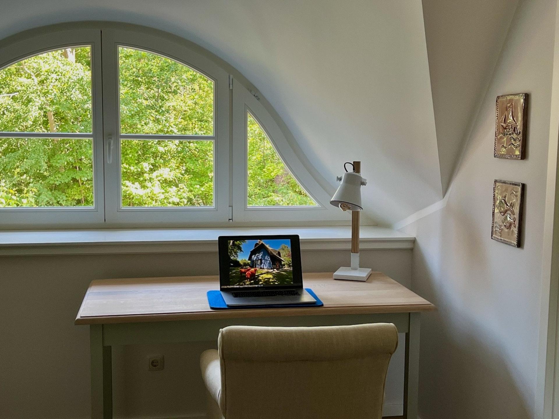 Schreibtisch