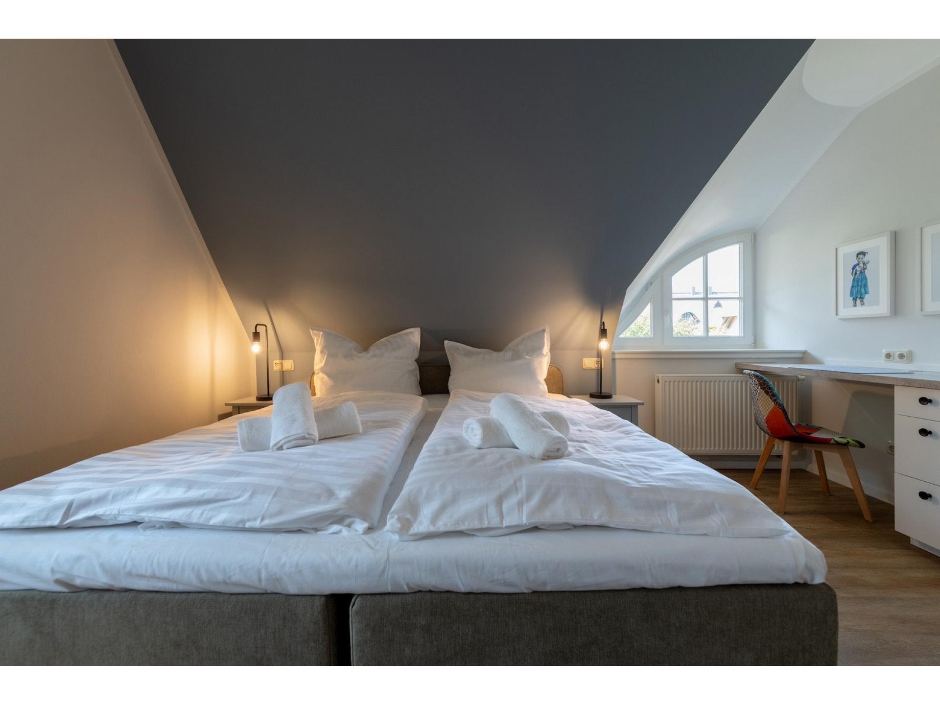 Schlafzimmer 1