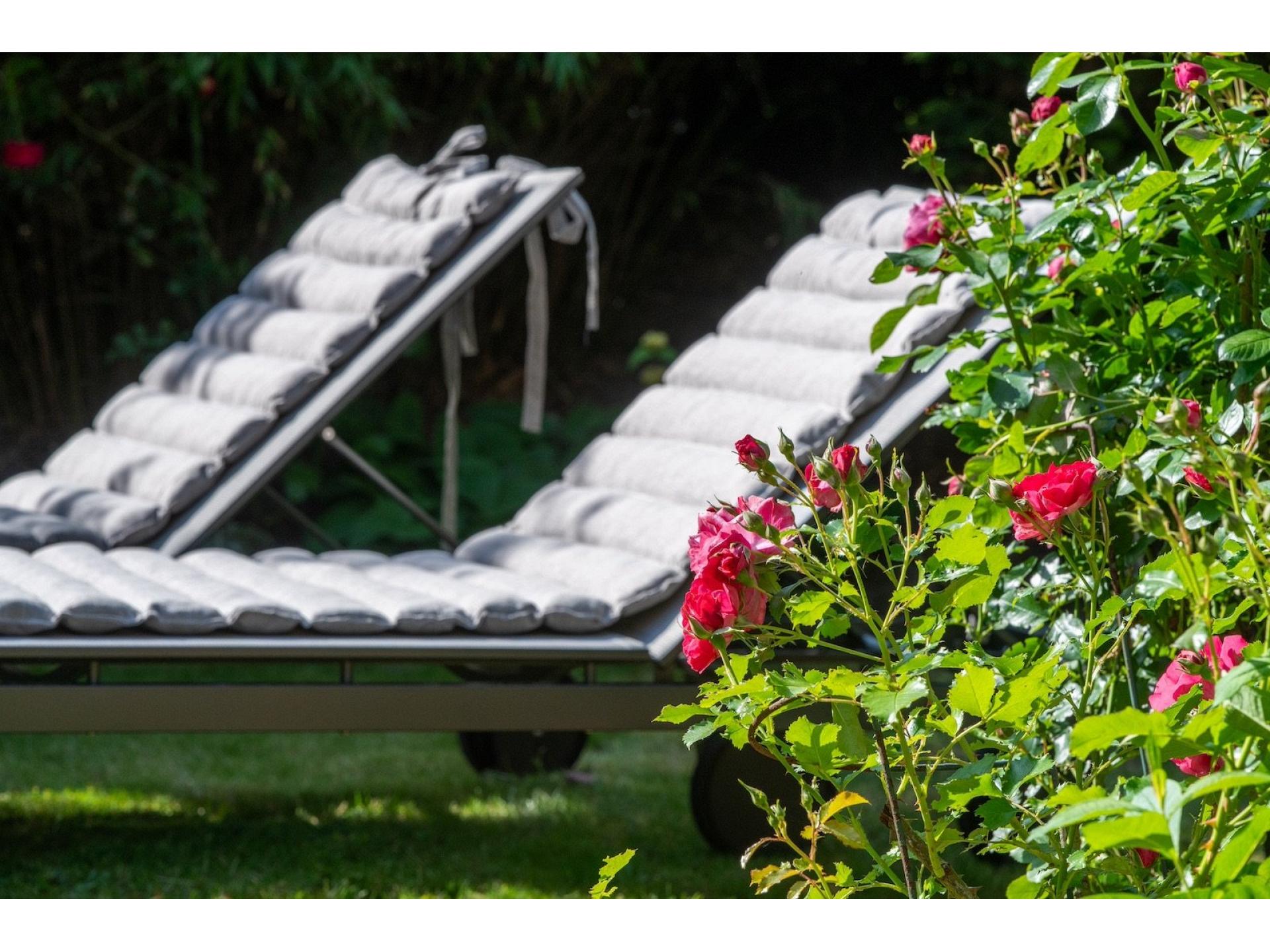 Sonnenliegen im Garten