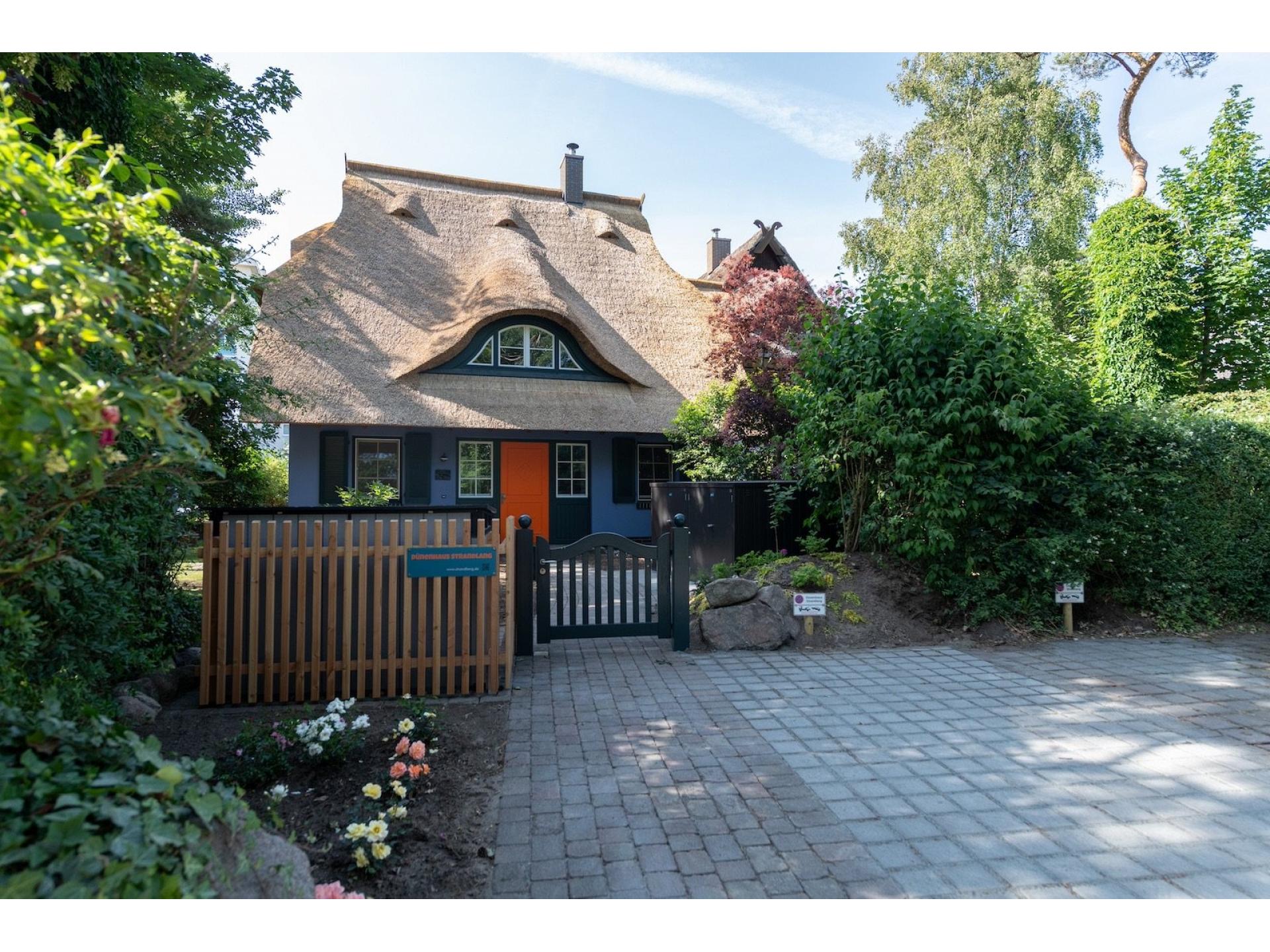 Hausansicht mit 2 Stellpl